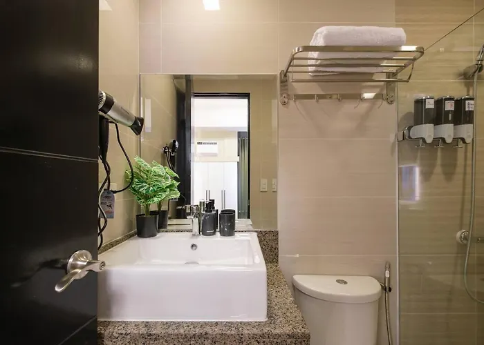 Luxurious Maison At 81 Newport Near Terminal 3 Airport 公寓 *